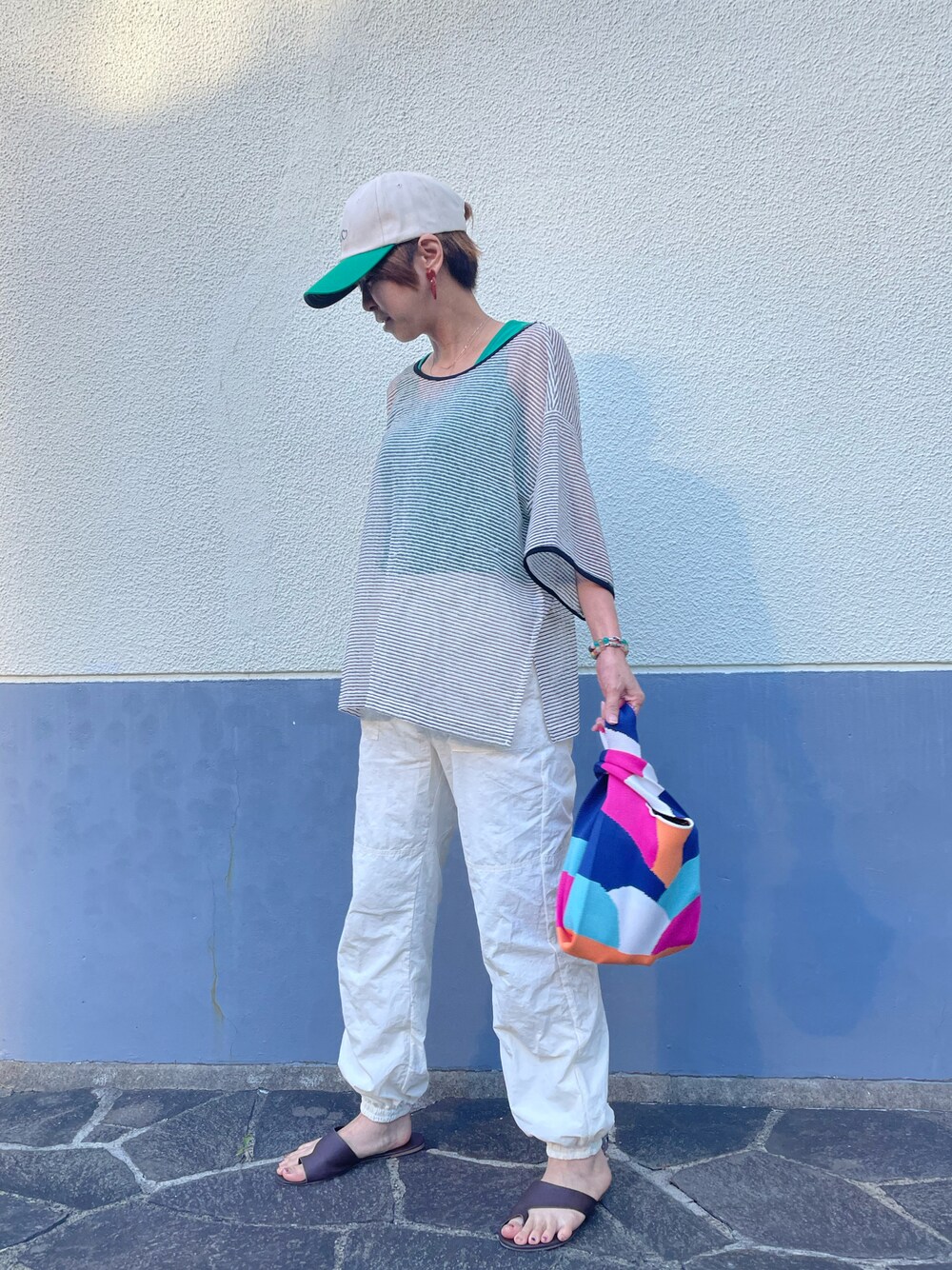 「ナイロンパンツ、カーゴパンツ、シアートップス、ボーダー、ボータートップス、楽チンコーデ、カジュアルコーデ、夏ファッション、カラーコーデ、タンクトップ、帽子、大人カジュアル、アラフォー、カジュアル、ホワイトパンツ」｜「SHEINのアイテム（バッグ、その他）」を使った、tink0804さん（レディース・157cm）の夏コーディネートの1枚目の写真
