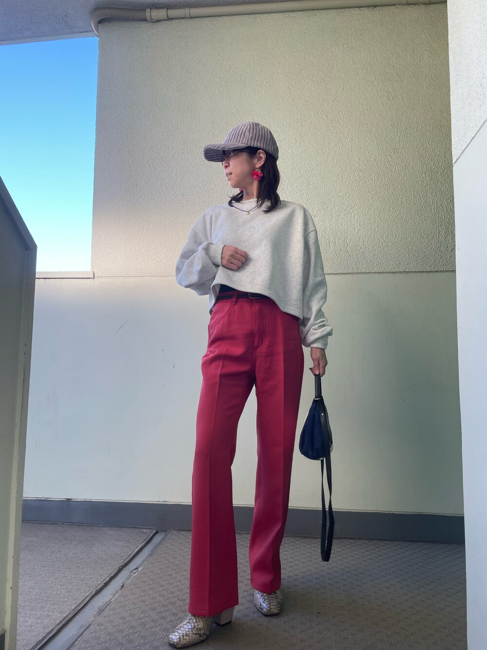 「ワークマン、赤パンツ、センタープレス、帽子、パイソン柄、大人カジュアル、プチプラコーデ、スウェット、ボアコート、SLY、アベイル、きれいめカジュアル、GU、めがね、カラーパンツ」｜「SLYのMINIMAL LOW HEEL ローファー/ミニマルローヒールローファー（ローファー、その他）」を使った、tink0804さん（レディース・157cm）の冬コーディネートの1枚目の写真