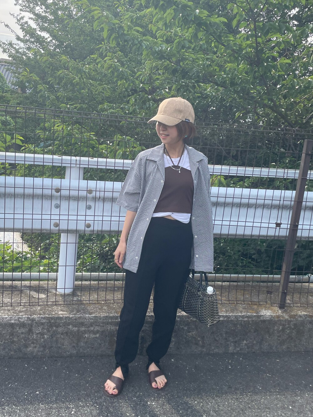 「夏コーデ、シンプルスタイル、カジュアルコーデ、カジュアル、メンズライク、キャップ、ワークマン、GU、GUコーデ、オトナカジュアル、ラクチンコーデ、モノトーン、シャツ、パンツコーデ、ビスチェ」｜「GUのアイテム（パンツ、ブラック系）」を使った、tink0804さん（レディース・157cm）の夏コーディネートの1枚目の写真