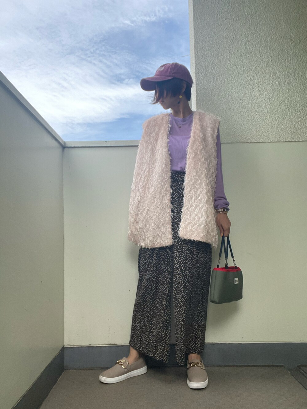 ブラック系のその他パンツ、その他のスニーカー、パープル系のTシャツ/カットソーを着用したレディースの秋コーディネートの1枚目の写真