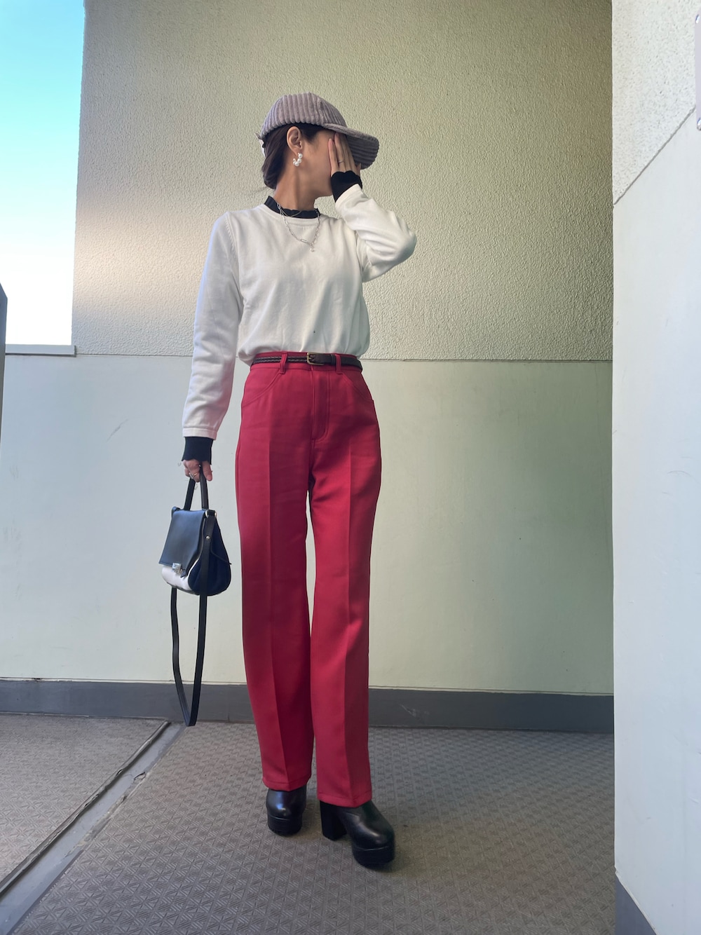 「今日のコーデ、赤コーデ、センタープレス、CAP、カウ柄、ショートブーツ、カジュアルコーデ、アラフォー、プチプラコーデ、GRL、GU、プチプラ、しまむら、アニマル、カラーパンツ」｜「GUのアイテム（パンツ、レッド系）」を使った、tink0804さん（レディース・157cm）の冬コーディネートの1枚目の写真