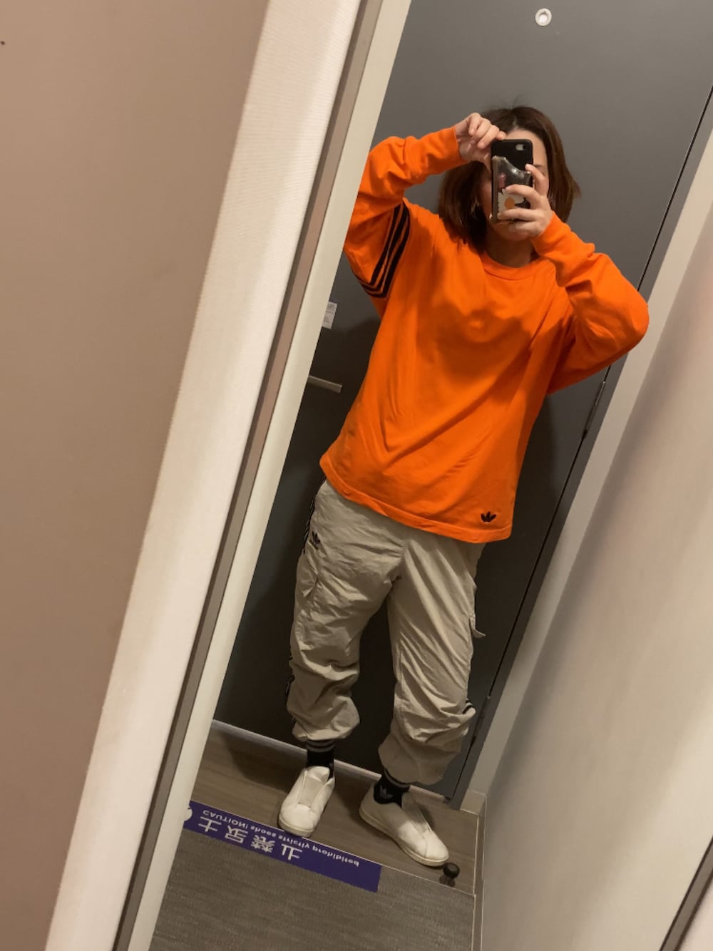 「シンプルスタイル、ゆるシルエット、ストライプ、スニーカーコーデ、ジム」｜「adidasのアディカラー Neuclassics 長袖Tシャツ / ロンT / アディダスオリジナルス adidas Originals（Tシャツ/カットソー、オレンジ系）」を使った、chi-sanさん（レディース・161cm）の春コーディネートの1枚目の写真