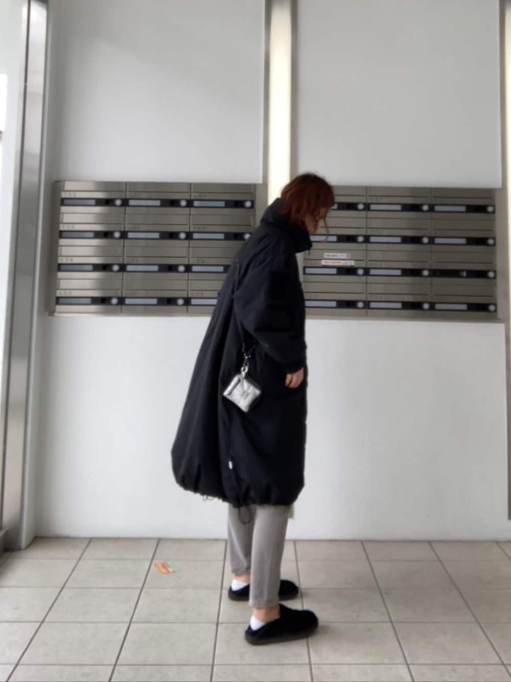 「今日のコーデ、楽チンコーデ、冬服コーデ、パンツスタイル、30代コーデ、冬、ブラックコーデ、推し活コーデ、UGG、ロングダウンコート」｜「UGGの＜UGG＞KENTON ケントン スエードシューズ/スリッポン（スリッポン、ブラック系）」を使った、chi-sanさん（レディース・161cm）の冬コーディネートの1枚目の写真