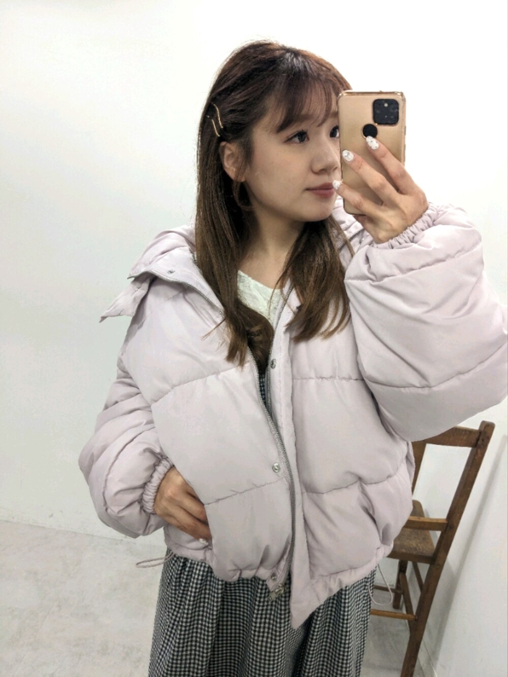 ピンク系のダウンジャケット/コートを着用したレディースの秋コーディネートの1枚目の写真