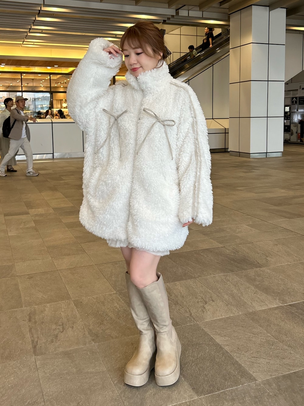 「one after another NICE CLAUPのサイドラインリボンボアブルゾン（ブルゾン、ホワイト系）」を使った、kaoriさん（レディース・151cm）の冬コーディネートの1枚目の写真
