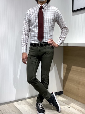 「アイテム（ビジネスシャツ、レッド系）」を使った、TOKYO SHIRTS OUTLET 福岡マリノアシティ店さん（メンズ・172cm）の秋コーディネート