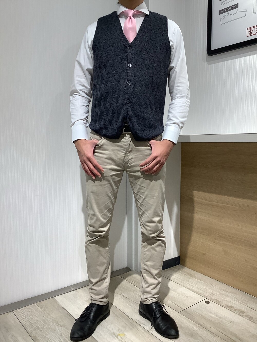 「ビジネススタイル、シャツ好き集まれ、シンプルコーデ、きれいめ、東京シャツ、シャツスタイル、BRICK HOUSE by Tokyo Shirts、ファッションを楽しもう、レイヤードスタイル、ニット、冬コーデ、フォーマル、あったかコーデ、ピンク、メンズコーデ」｜「TOKYO SHIRTSのCOOLMAX ネクタイ（ネクタイ、その他）」を使った、TOKYO SHIRTS OUTLET 福岡マリノアシティ店さん（メンズ・172cm）の冬コーディネートの1枚目の写真
