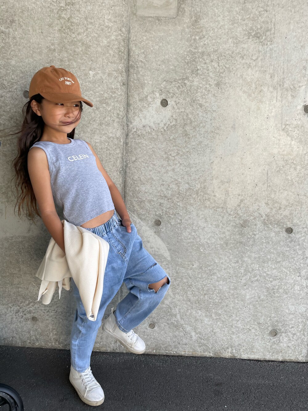 「ごきげんウィーク、シンプルコーデ、ハイカットスニーカー、プチプラコーデ、カジュアルコーデ、春コーデ、女の子、メンズライク、キッズコーデ、キッズファッション、休日スタイル、ストリート、シンプル、いいね、save、フォローお願いします🤑、デニム」｜「select shop mouのアイテム（キャップ、ブラウン系）」を使った、𝚛𝚢𝚞☺︎𝚗𝚊𝚗𝚘さん（キッズ・126cm）の春コーディネートの1枚目の写真