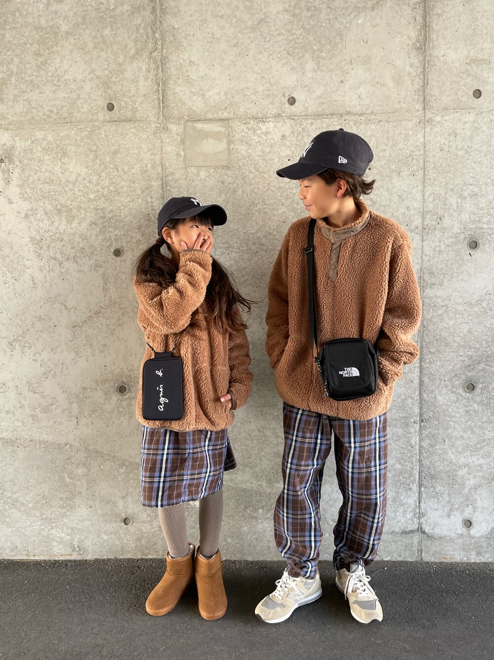 「スカート、カジュアルコーデ、チェック、GU、UNIQLO、冬コーデ、フリース、ワントーンコーデ、ビッグシルエット、ブーツ、ムートンブーツ、サロペット、シンプルコーデ、キッズコーデ、シェフパンツ」｜「NEW ERAの【NEW ERA】ニューエラ キャップ 9TWENTY MLB NY YANKEES BIG LOGO CAP ニューヨークヤンキース（キャップ、ブルー系）」を使った、𝚛𝚢𝚞☺︎𝚗𝚊𝚗𝚘さん（キッズ・128cm）の冬コーディネートの1枚目の写真