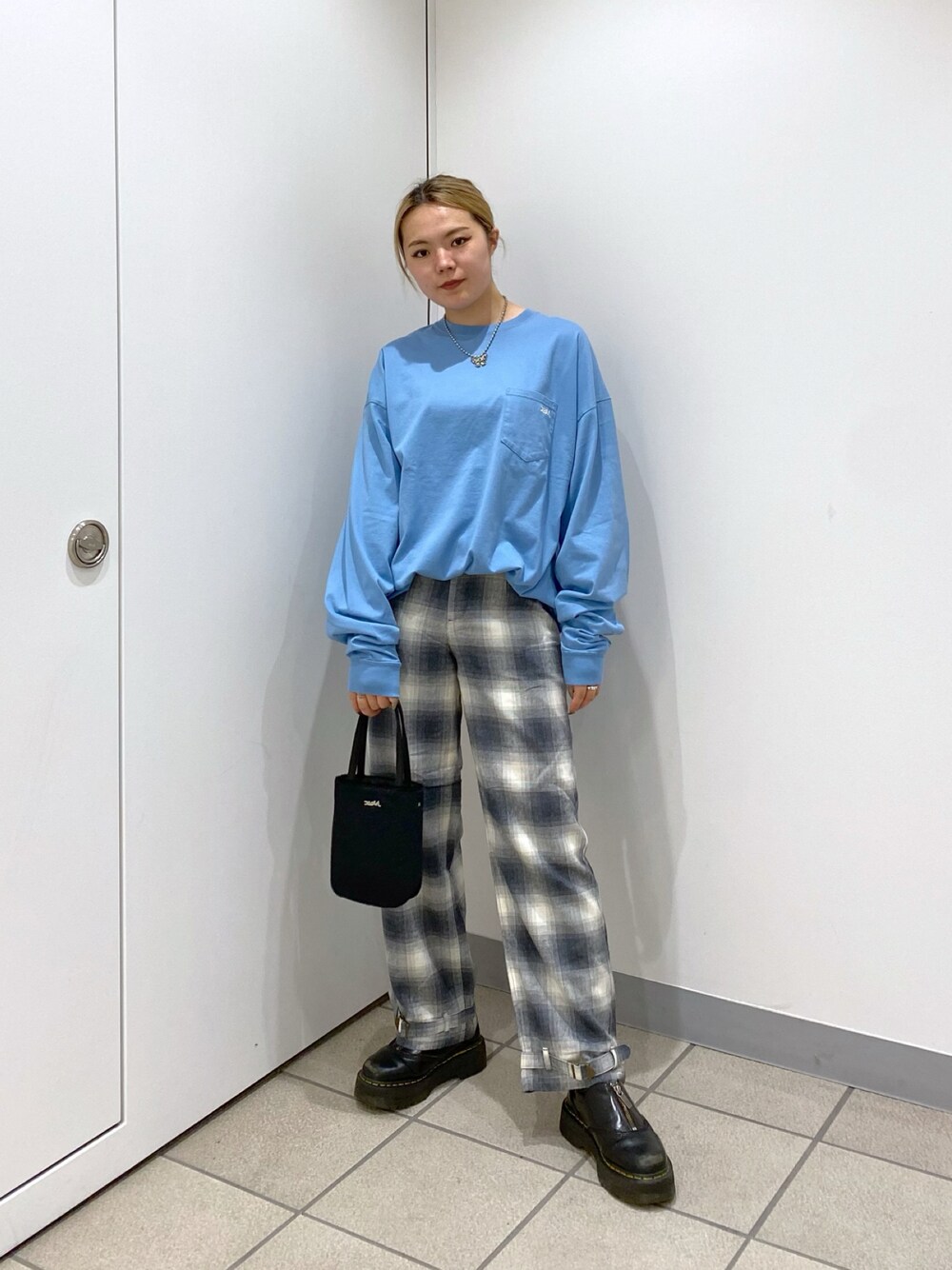 「秋のコーデ、カジュアルコーデ、おしゃれさんと繋がりたい、パンツスタイル、休日コーデ、秋冬コーデ、ラフ、くすみカラー、チェックパンツ、ライトブルー、古着、メンズライク、ストリート」｜「X-girlの2WAY MINI SHOULDER BAG（ショルダーバッグ、ブラック系）」を使った、REIMIさん（レディース・162cm）の秋コーディネートの1枚目の写真