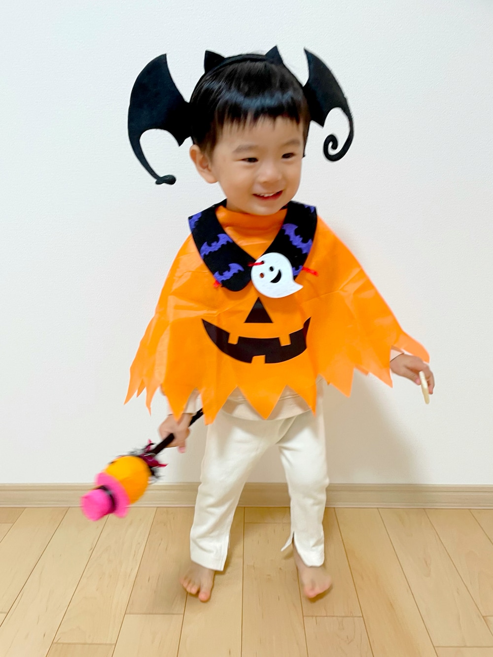 「wearhalloween2021、キッズファッション、男の子コーデ、カボチャコーデ🎃、ハロウィンコーデ、ハロウィン 仮装、ハロウィンカラー、むすこーで、2歳」｜「UNIQLOのBABY レギンス（リブ・スリット・9分丈）（その他ベビー用品、ホワイト系）」を使った、soracyoさん（キッズ・80cm）の秋コーディネートの1枚目の写真