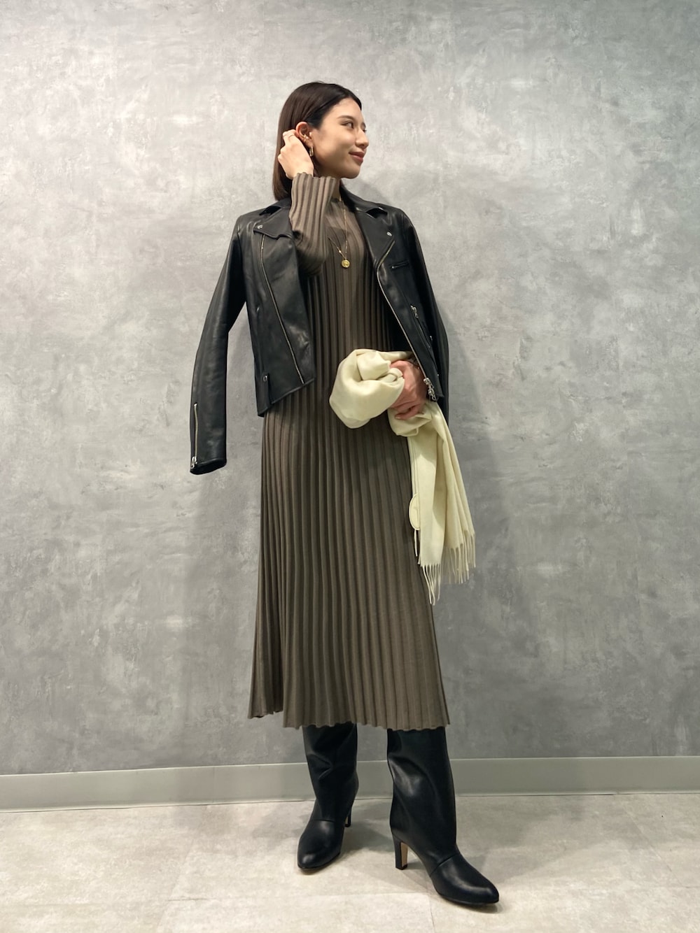 「リブワンピース、リブニットワンピ、ロングブーツ、ライダースジャケット、カシミアストール、レザージャケット、マリハ、MARIHA、休日スタイル、秋コーデ」｜「Rouge vifのリブニットワンピース（ワンピース、グレー系）」を使った、AMIさん（レディース・163cm）の秋コーディネートの1枚目の写真