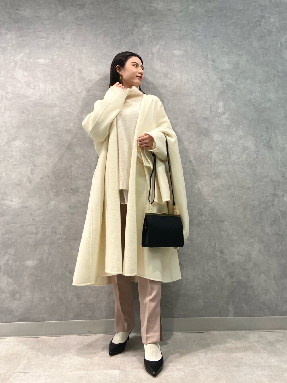 「ホワイトコーデ、カラーパンツ、ピンクパンツ、サイドスリット、がまぐちバック、ラクーンニット、タートルネックニット、ホワイトニット、レイヤードスタイル、冬のホワイトコーデ、リバーコート、マフラー付きコート」｜「Rouge vifの【AULENTTI】スクエアショルダーバッグ（ショルダーバッグ、ブラック系）」を使った、AMIさん（レディース・163cm）の秋コーディネートの1枚目の写真