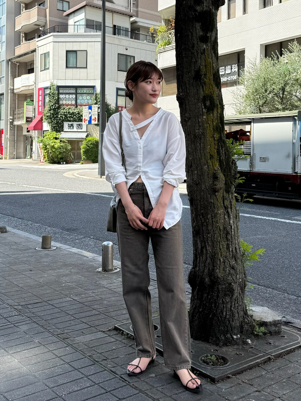 「秋っぽコーデ更新中、レイヤードスタイル、シャツスタイル、シャツ、シャツコーデ、デニム、デニムパンツ、デニムコーデ、ブラウン、ブラウンパンツ、大人カジュアル、大人コーデ、高身長女子、高身長コーデ、骨格ストレート」｜「mysticの【3色展開】ストラップフラットサンダル（サンダル、ブラック系）」を使った、ayakaさん（レディース・164cm）の秋コーディネートの1枚目の写真