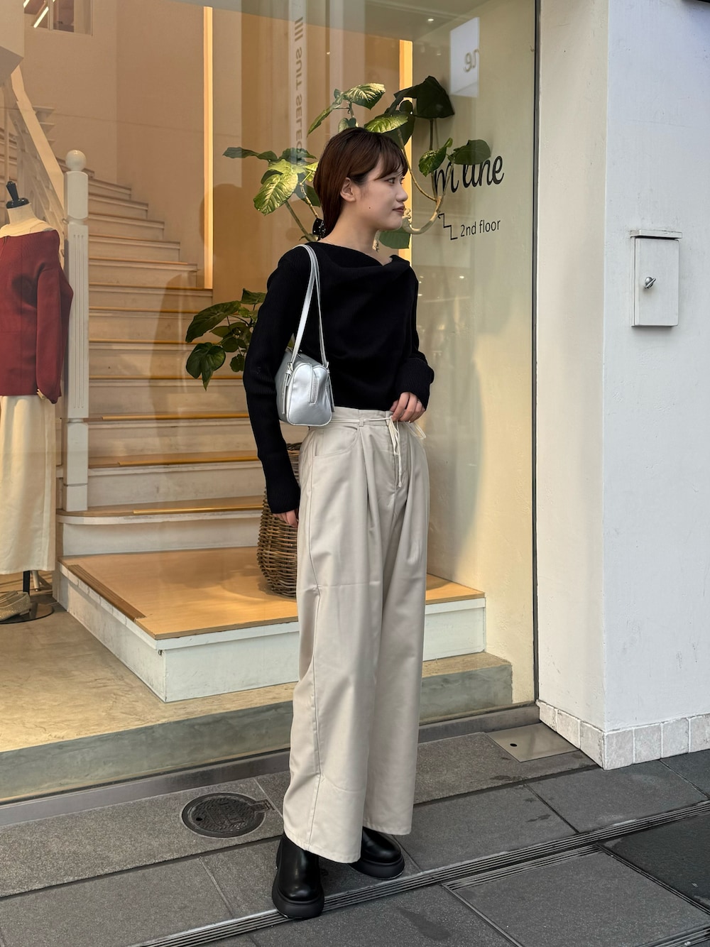 「オフショル、オフショルダー、オフショルニット、スラックス、スラックスパンツ、ワイドパンツ、ワイドスラックス、ゴアブーツ、ボストンバッグ、韓国ファッション、韓国コーデ、綺麗めカジュアル、きれいめカジュアル、骨格ストレート、高身長女子」｜「mysticの【8色展開】オフショルリブニット（ニット/セーター、ブラック系）」を使った、ayakaさん（レディース・164cm）の冬コーディネートの1枚目の写真