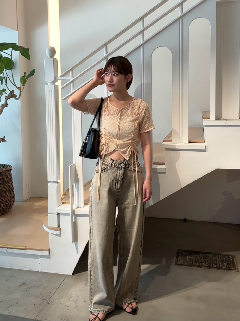 「淡色コーデ、レース、レーストップス、デニム、デニムパンツ、デニムコーデ、オーバーダイ、ワイドデニム、ワイドパンツ、ピンク、ピンクコーデ、高身長女子、高身長コーデ、骨格ストレート、キレイめカジュアル」｜「mysticの【3サイズ / 3色展開】オーバーダイワイドデニム（デニムパンツ、ベージュ系）」を使った、ayakaさん（レディース・164cm）の秋コーディネートの1枚目の写真
