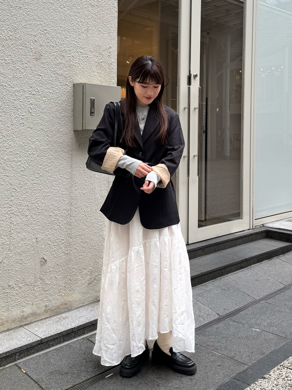「春めき満開コーデ、ジャケット、テーラードジャケット、春コーデ、休日スタイル、オトナ女子、白スカート、スカート、ローファー、ローファー×靴下、ストライプ、大人女子、大人カジュアル、スカートコーデ、高身長」｜「mysticのベルト付きテーラードジャケット（その他アウター、ブラック系）」を使った、ayakaさん（レディース・164cm）の春コーディネートの1枚目の写真