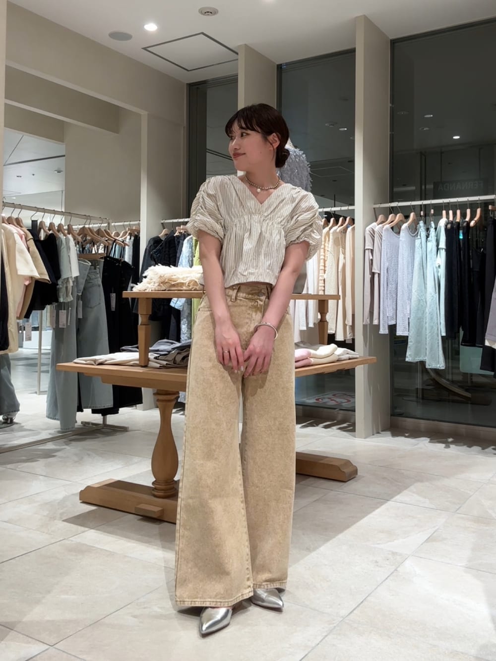 「柄シャツ、ワイドパンツ、シャツスタイル、パンツコーデ、ストライプシャツ、ストライプ、フレアデニム、フレアパンツ、淡色コーデ、淡色女子、イエローコーデ、イエロー、骨格ストレート、ブラウス×デニム、ブラウスコーデ」｜「mysticのVギャザーブラウス（シャツ/ブラウス、ホワイト系）」を使った、ayakaさん（レディース・164cm）の春コーディネートの1枚目の写真