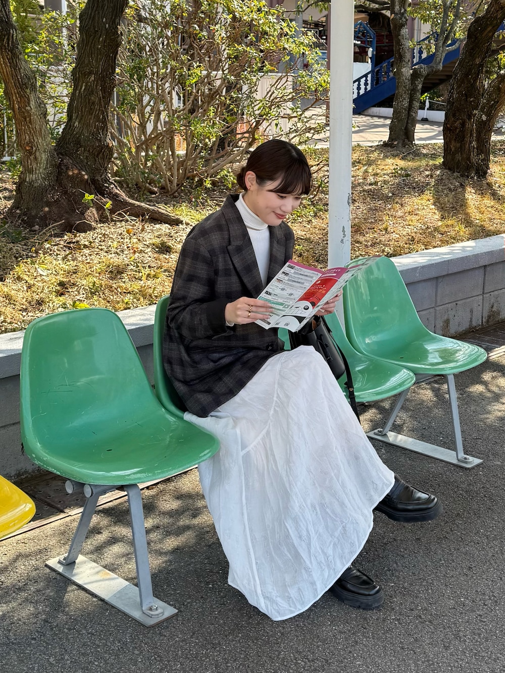 「春めき満開コーデ、チェック、大人ファッション、キレイめコーデ、着回しコーデ、オトナカジュアル、白スカート、ジャケット、ジャケットスタイル、骨格ストレート、高身長女子、高身長コーデ、スカートスタイル、スカートコーデ、フレアスカート」｜「mysticのヘムティアードスカート（スカート、ホワイト系）」を使った、ayakaさん（レディース・164cm）の春コーディネートの1枚目の写真