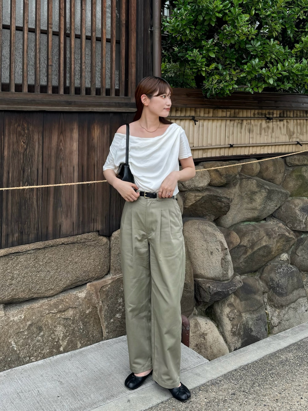 「オフショル、オフショルダー、肌見せ、トレンド、トレンドコーデ、トレンドファッション、韓国ファッション、韓国コーデ、高身長女子、高身長コーデ、骨格ストレート、デートコーデ、大人カジュアル、きれいめカジュアル、足袋バレエ」｜「mysticの【5色展開】オフショルTシャツ（Tシャツ/カットソー、ホワイト系）」を使った、ayakaさん（レディース・164cm）の夏コーディネートの1枚目の写真