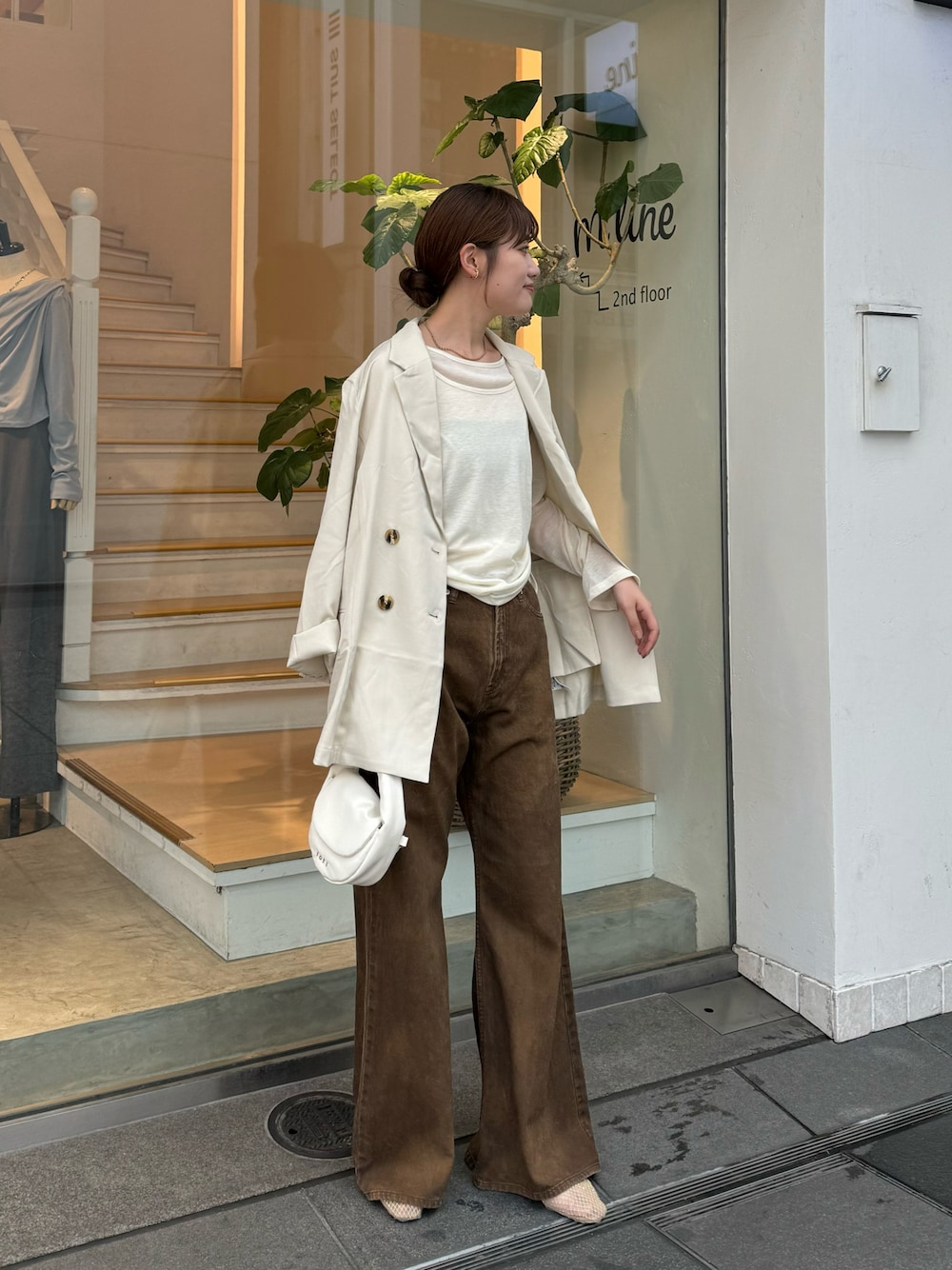 「秋服コーデ、大人女子、大人コーデ、ジャケット、ジャケットスタイル、ジャケットコーデ、ホワイトコーデ、ホワイト、ワントーン、ワントーンコーデ、淡色コーデ、淡色女子、デニム、デニムパンツ、ブラウンパンツ」｜「mysticのシアーキャミSETプルオーバー（Tシャツ/カットソー、ホワイト系）」を使った、ayakaさん（レディース・164cm）の秋コーディネートの1枚目の写真