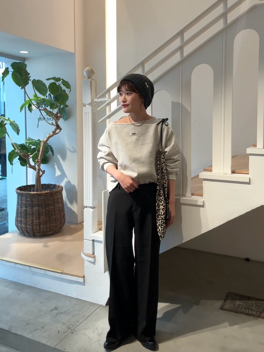 「パンツコーデ、オトナカワイイ、カジュアルスタイル、シンプルスタイル、オトナカジュアル、大人コーデ、ラフコーデ、ニット帽、ワンショルダー、スウェット、グレーパーカー、スラックス、フレアパンツ、ローファー、レオパード」｜「mysticのボートスウェット（Tシャツ/カットソー、グレー系）」を使った、ayakaさん（レディース・164cm）の冬コーディネートの1枚目の写真