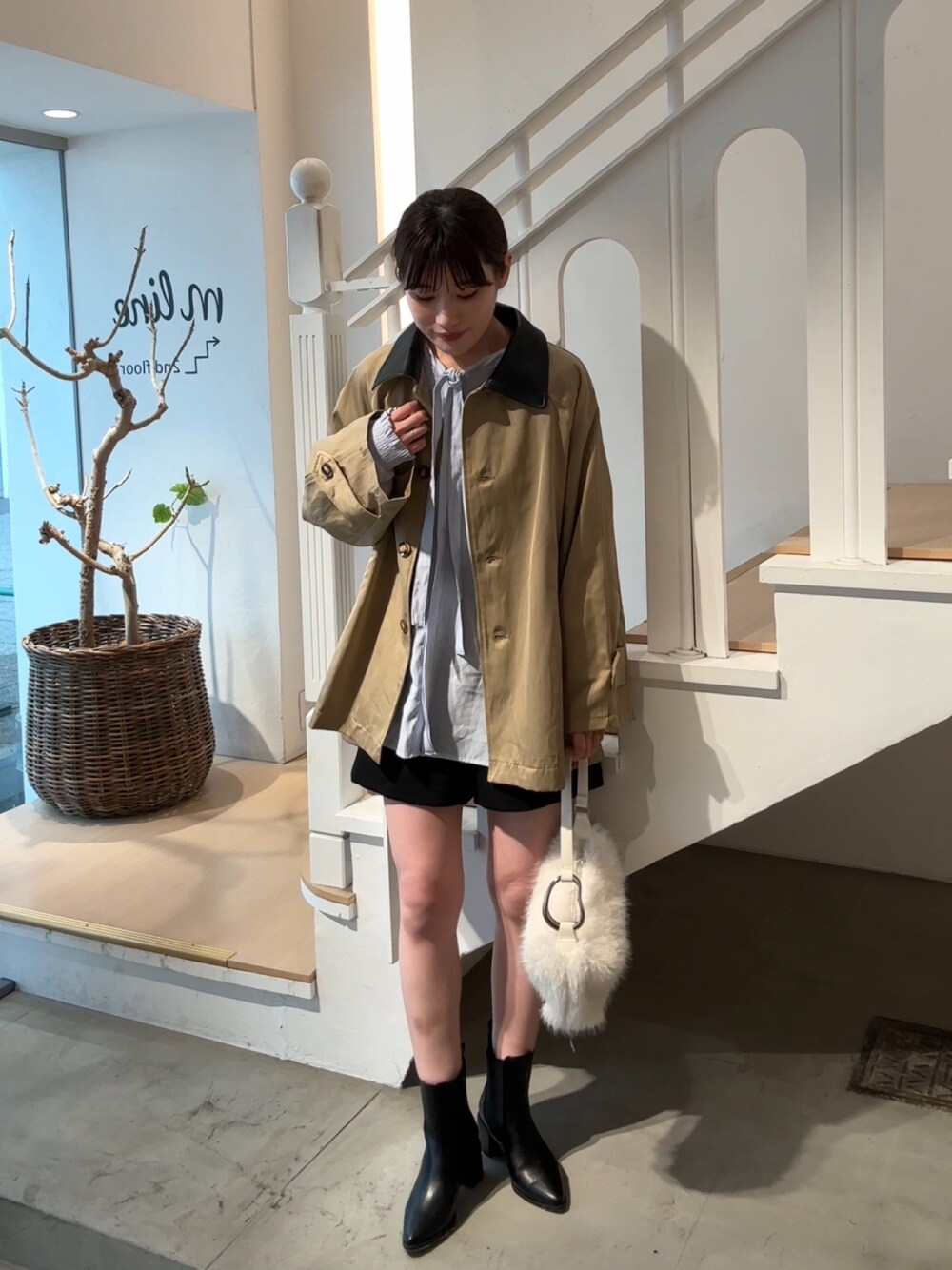 「トレンチコート、トレンチ、ブラウス、ブラウスコーデ、ミニスカート、ミニ丈、ブルー、ブルーコーデ、大人カジュアル、春コーデ、春アウター、骨格ストレート、高身長女子、高身長コーデ、きれいめカジュアル」｜「mysticのバックリボンブラウス（シャツ/ブラウス、ブルー系）」を使った、ayakaさん（レディース・164cm）の春コーディネートの1枚目の写真