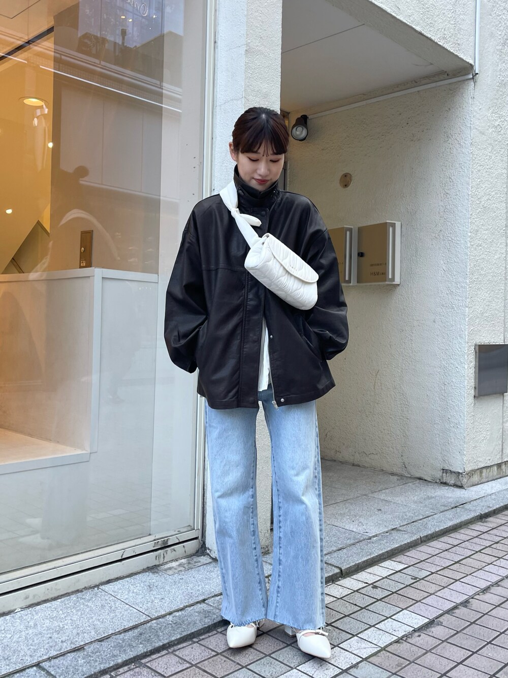 「春コーデ、デニム、デニムコーデ、レザージャケット、レザー、大人カジュアル、オトナ女子、きれいめカジュアル、着回しコーデ、骨格ストレート、パンプス、高身長女子、高身長コーデ、mystic、アパレルスタッフ」｜「mysticの【サイズ展開あり】フェイクレザージャケット（その他アウター、ブラウン系）」を使った、ayakaさん（レディース・164cm）の春コーディネートの1枚目の写真