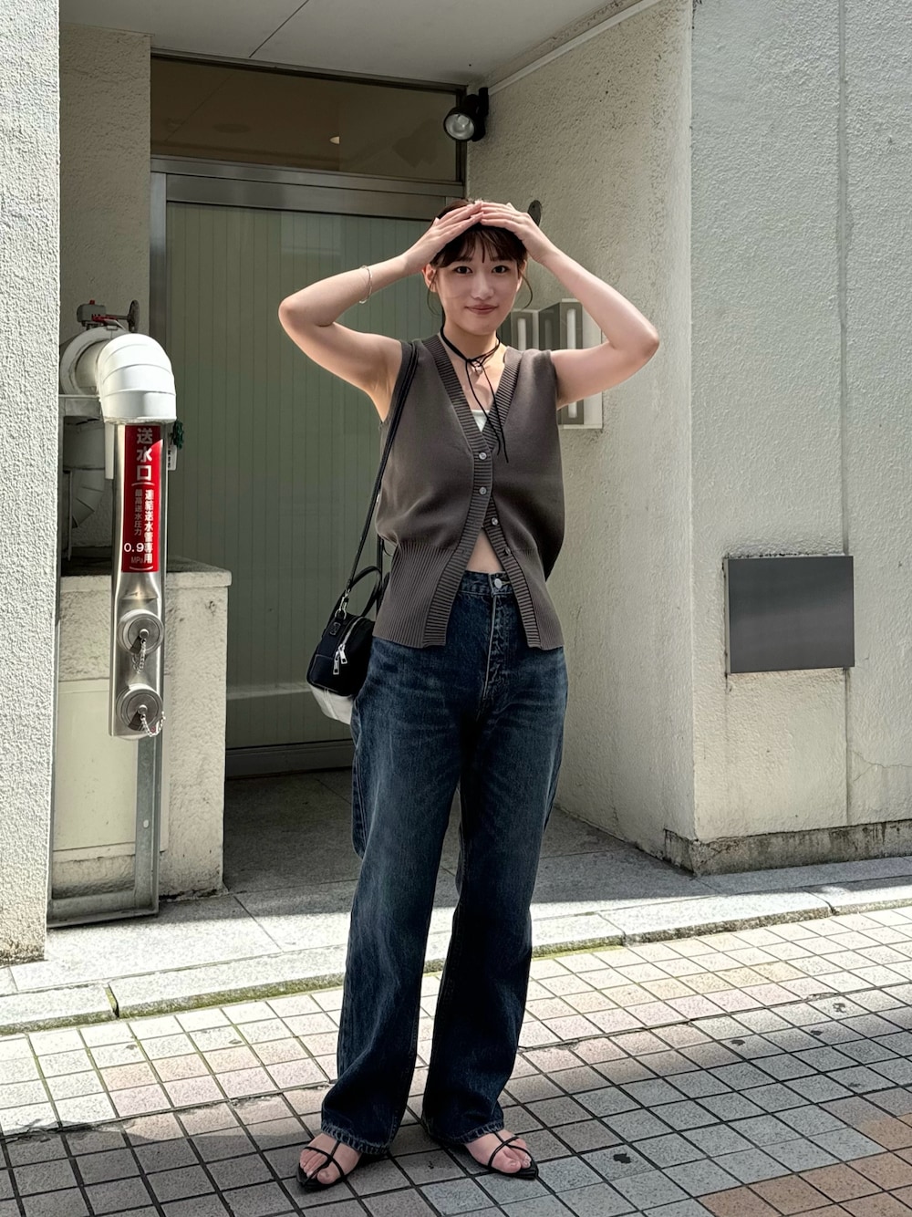 「秋っぽコーデ更新中、カーキ、ベスト、ベストコーデ、デニム、デニムパンツ、デニムコーデ、フレアデニム、ブラウン、ブラウンコーデ、高身長女子、高身長コーデ、骨格ストレート、大人カジュアル、大人コーデ」｜「mysticの【2024AW】エアリーニットベスト（ベスト、ブラウン系）」を使った、ayakaさん（レディース・164cm）の秋コーディネートの1枚目の写真