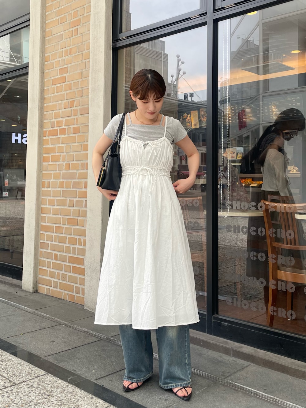 「夏コーデ、韓国ファッション、韓国コーデ、韓国系、レイヤードスタイル、レイヤード、レイヤードコーデ、キャミワンピ、キャミワンピース、デニム、オーバーダイ、古着コーデ、古着女子、ヴィンテージ、リボン」｜「mlineの[mline]キャミデザインT（Tシャツ/カットソー、グレー系）」を使った、ayakaさん（レディース・164cm）の夏コーディネートの1枚目の写真