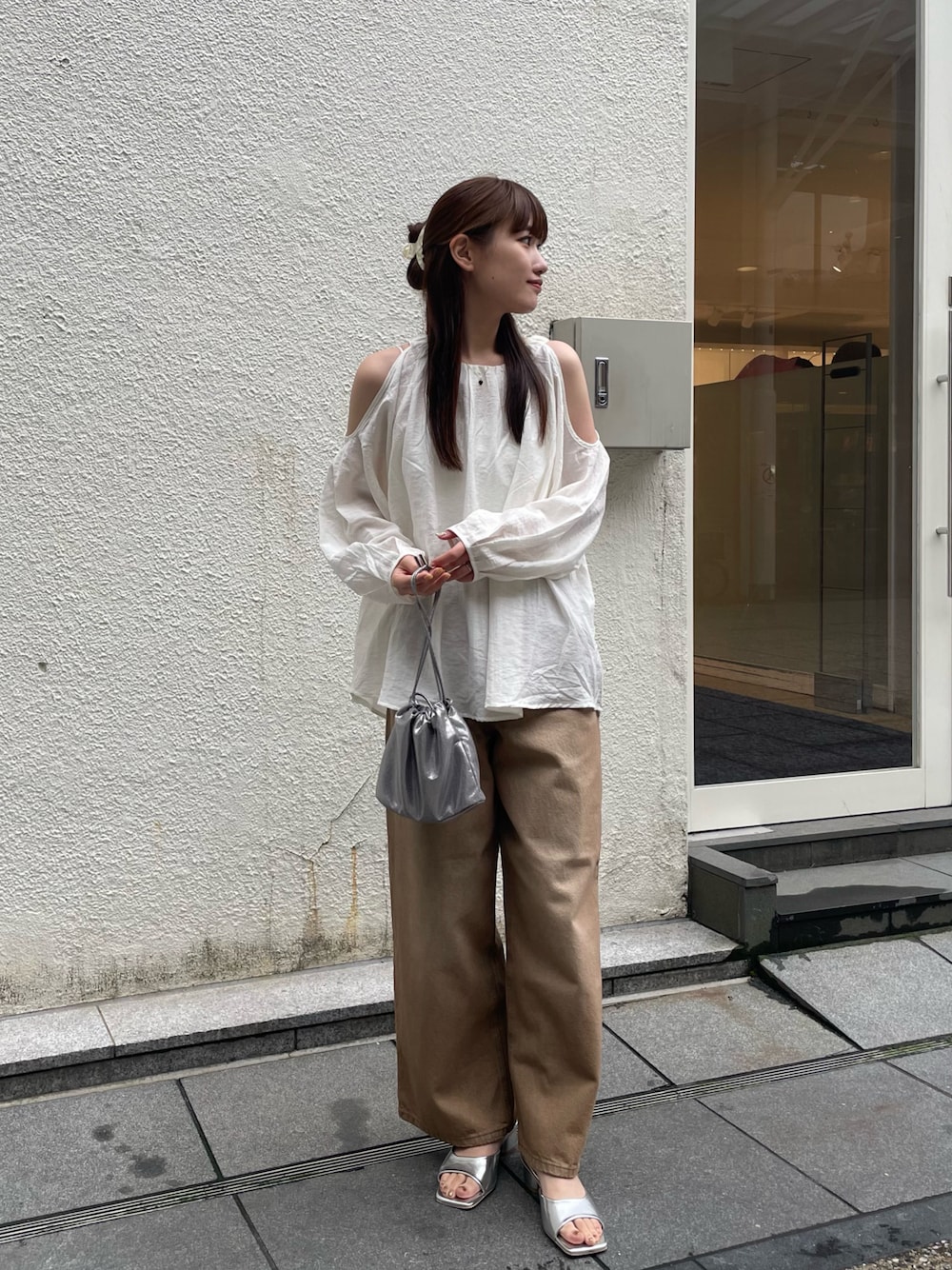 「お出かけコーデ、オトナ女子、ゆるコーデ、大人可愛い、シンプルコーデ、デニム、春服コーデ、ワントーンコーデ、淡色コーデ、デニムコーデ、肩あき、スリット、ブラウス、ブラウス×デニム、ミュール」｜「mysticのシャーリングミニショルダーBAG（ショルダーバッグ、シルバー系）」を使った、ayakaさん（レディース・164cm）の春コーディネートの1枚目の写真