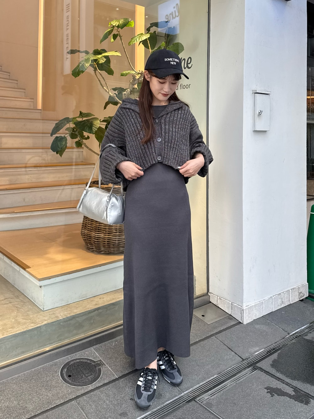 「キャップ、キャップ女子、ワンピース、ワンピーススタイル、ワンピースコーデ、ワンピース×スニーカー、ニットワンピース、セットワンピース、グレー、グレーコーデ、adidas、アディダス、高身長女子、高身長コーデ、骨格ストレート」｜「mysticのloti ワイドボストンバッグ（トートバッグ、シルバー系）」を使った、ayakaさん（レディース・164cm）の冬コーディネートの1枚目の写真