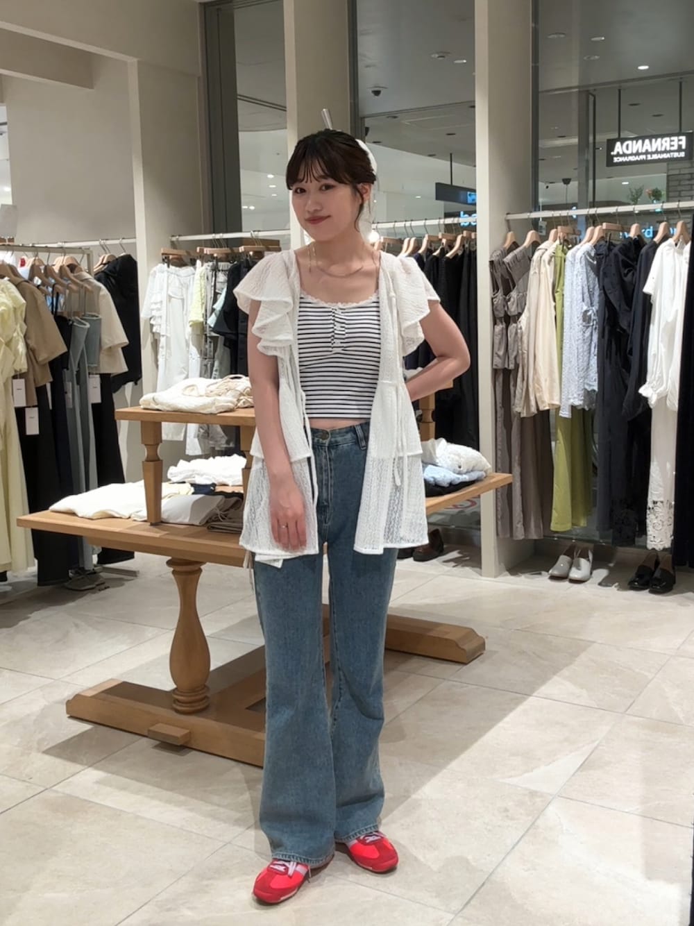 「ボーダー、ボーダートップス、ボーダーコーデ、デニム、デニムパンツ、デニムコーデ、フリル、フリルトップス、夏ルックで気分アップ、夏コーデ、夏、赤スニーカー、骨格ストレート、高身長女子、高身長コーデ」｜「mysticのペプラムリボンチュニック（シャツ/ブラウス、ホワイト系）」を使った、ayakaさん（レディース・164cm）の夏コーディネートの1枚目の写真