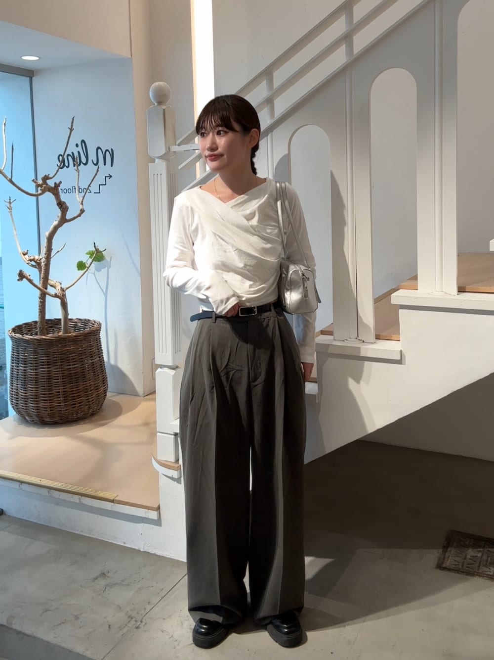 「春めき満開コーデ、オフショル、オフショルトップス、Tシャツ、ストライプ、ストライプパンツ、グレー、グレーパンツ、ローファー、大人カジュアル、大人コーデ、大人女子、きれいめカジュアル、骨格ストレート、mystic」｜「mysticのオフショルロングTシャツ（Tシャツ/カットソー、ホワイト系）」を使った、ayakaさん（レディース・164cm）の春コーディネートの1枚目の写真