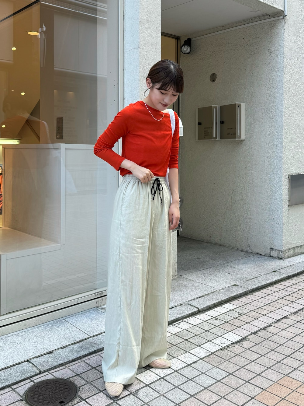 「オトナカジュアル、ラクチンコーデ、休日スタイル、リラックススタイル、ゆるコーデ、ビタミンカラー、オレンジ、オレンジコーデ、イージーパンツ、骨格ストレート、高身長女子、高身長コーデ、大人女子、パンツコーデ、秋服」｜「mysticの【2024AW】シアーロングTシャツ（Tシャツ/カットソー、オレンジ系）」を使った、ayakaさん（レディース・164cm）の秋コーディネートの1枚目の写真