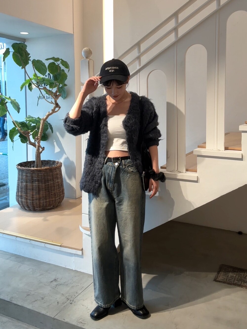 「カジュアル、カジュアルコーデ、キャップ、キャップ女子、カーディガン、カーディガンコーデ、ワイドデニム、デニム、デニムパンツ、デニムコーデ、オーバーダイ、ワントーン、ワントーンコーデ、骨格ストレート、高身長女子」｜「mysticの【リニューアル登場！】オーバーダイワイドデニム（デニムパンツ、ブルー系）」を使った、ayakaさん（レディース・164cm）の冬コーディネートの1枚目の写真