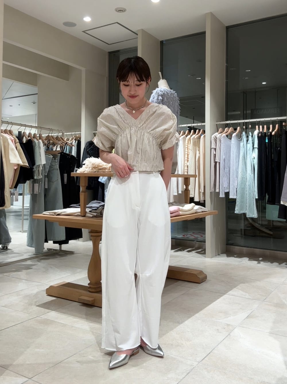 「ストライプシャツ、ストライプ、柄シャツ、シャツスタイル、スウェット、スウェットパンツ、スウェットコーデ、大人カジュアル、きれいめカジュアル、骨格ストレート、高身長女子、高身長コーデ、淡色コーデ、淡色女子、春コーデ」｜「mysticのVギャザーブラウス（シャツ/ブラウス、ホワイト系）」を使った、ayakaさん（レディース・164cm）の春コーディネートの1枚目の写真