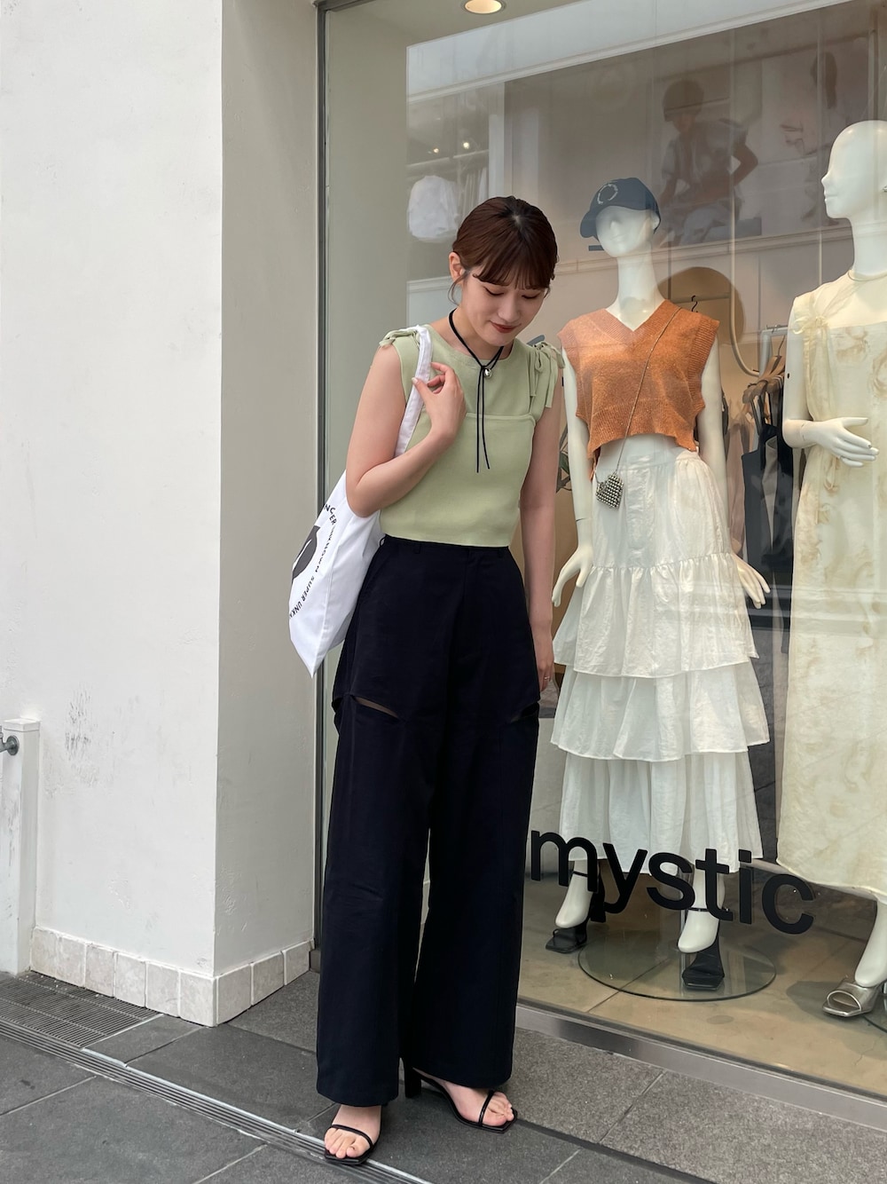 「きれいめカジュアル、オトナカジュアル、夏ファッション、カラーコーデ、ootd、キレイめ、高身長女子、高身長コーデ、グリーン、サイドスリット、レイヤードスタイル、レイヤード、夏コーデ、ノースリーブ、ノースリーブニット」｜「mysticのストラップヒールサンダル（サンダル、ブラック系）」を使った、ayakaさん（レディース・164cm）の夏コーディネートの1枚目の写真