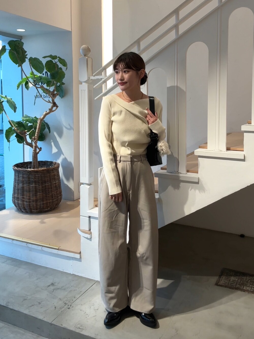 「オフショル、オフショルダー、オフショルニット、ワントーン、ワントーンコーデ、淡色コーデ、淡色女子、カーブパンツ、ローファー、ローファーコーデ、オトナカジュアル、パンツコーデ、春服、きれいめカジュアル、春カラー」｜「mysticの【8色展開】オフショルリブニット（ニット/セーター、ホワイト系）」を使った、ayakaさん（レディース・164cm）の冬コーディネートの1枚目の写真