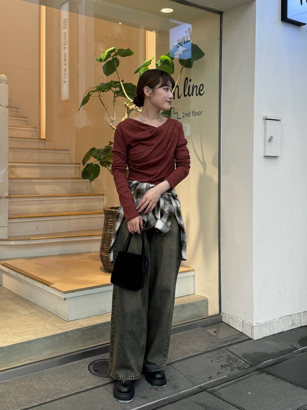 「オフショル、オフショルダー、Tシャツ、チェック、チェックシャツ、腰巻きスタイル、デニム、デニムパンツ、ワイドデニム、ワイドパンツ、オーバーダイ、綺麗めカジュアル、きれいめカジュアル、骨格ストレート、高身長女子」｜「mysticのオフショルロングTシャツ（Tシャツ/カットソー、ブラウン系）」を使った、ayakaさん（レディース・164cm）の秋コーディネートの1枚目の写真