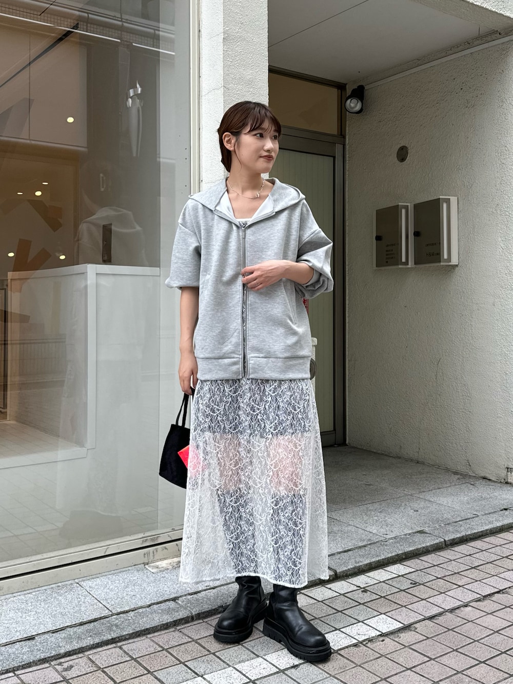 「レイヤードスタイル、レイヤード、レイヤードコーデ、レースワンピース、ワンピース、パーカー、パーカーコーデ、グレー、グレーのパーカー、グレーパーカー、高身長女子、高身長コーデ、骨格ストレート、ロングブーツ、秋冬コーデ」｜「mysticのポンチパーカー（パーカー、グレー系）」を使った、ayakaさん（レディース・164cm）の冬コーディネートの1枚目の写真