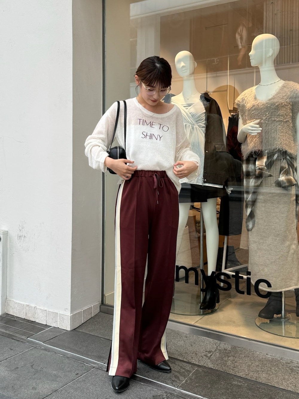「ボルドー、シアートップス、シアーニット、刺繍、刺繍トップス、ラインパンツ、ジャージ、ジャージーパンツ、高身長女子、高身長コーデ、骨格ストレート、メガネ女子、眼鏡、メガネ、ゆるコーデ」｜「mysticの刺繍シアーニット（ニット/セーター、ホワイト系）」を使った、ayakaさん（レディース・164cm）の秋コーディネートの1枚目の写真