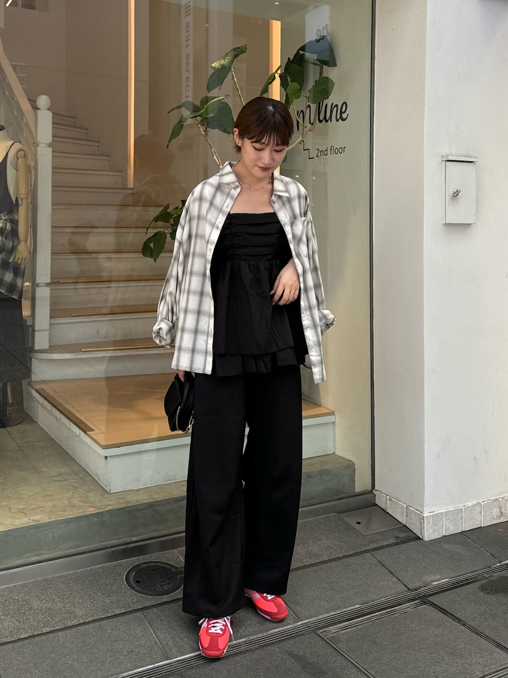 「チェック、チェックシャツ、チェック柄、ビスチェ、ビスチェコーデ、ティアード、カーブパンツ、スラックス、スラックスパンツ、ブラック、ブラックコーデ、adidas、スニーカー、スニーカーコーデ、スニーカー女子」｜「mysticのチェックシャツ（シャツ/ブラウス、ホワイト系）」を使った、ayakaさん（レディース・164cm）の秋コーディネートの1枚目の写真