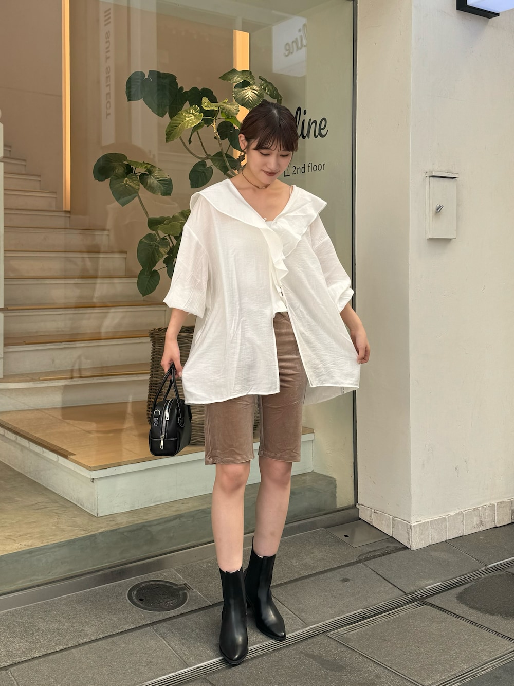 「ブラウス、ブラウスコーデ、白ブラウス、ベロア、ベロアパンツ、ハーフパンツ、ミドルブーツ、淡色コーデ、淡色女子、骨格ストレート、高身長女子、高身長コーデ、ベージュコーデ、秋コーデ、大人カジュアル」｜「mysticのラッフル2WAYブラウス（シャツ/ブラウス、ホワイト系）」を使った、ayakaさん（レディース・164cm）の秋コーディネートの1枚目の写真