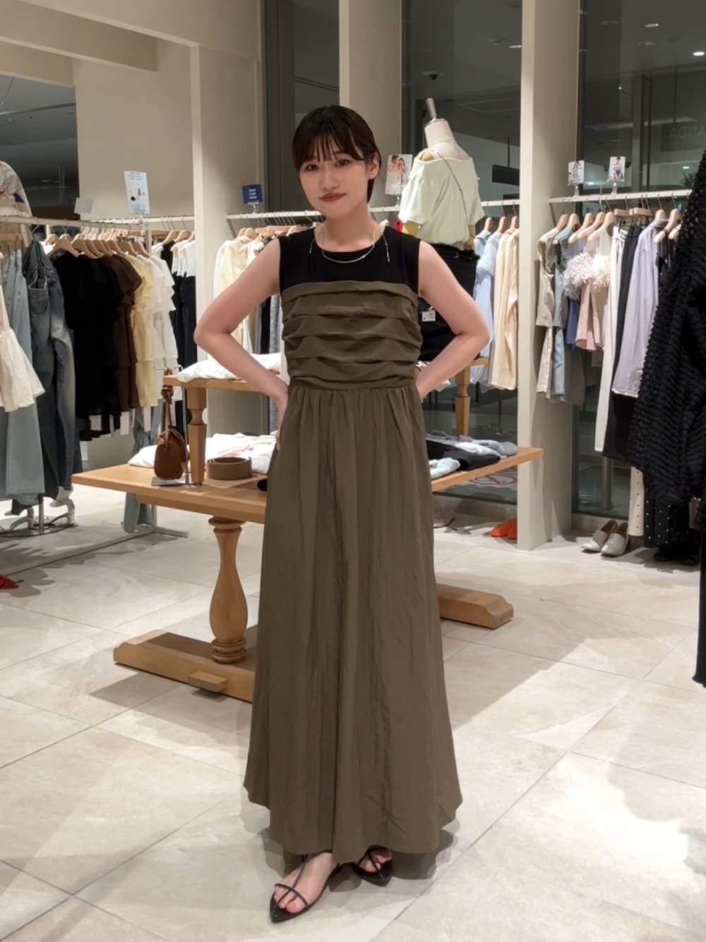 ブラウン系のワンピースを着用したレディースの夏コーディネートの1枚目の写真