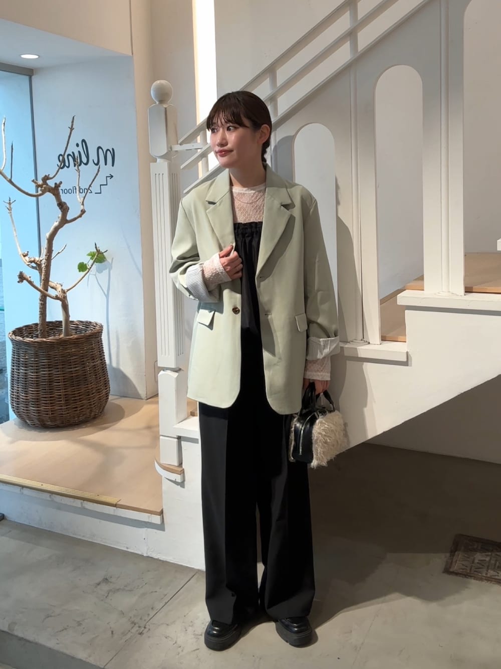 「ジャケット、ジャケットスタイル、ジャケットコーデ、スラックス、スラックスパンツ、ミントグリーン、レース、レーストップス、骨格ストレート、高身長女子、高身長コーデ、きれいめカジュアル、大人カジュアル、春コーデ、春アウター」｜「mysticのベルト付きテーラードジャケット（その他アウター、グリーン系）」を使った、ayakaさん（レディース・164cm）の春コーディネートの1枚目の写真