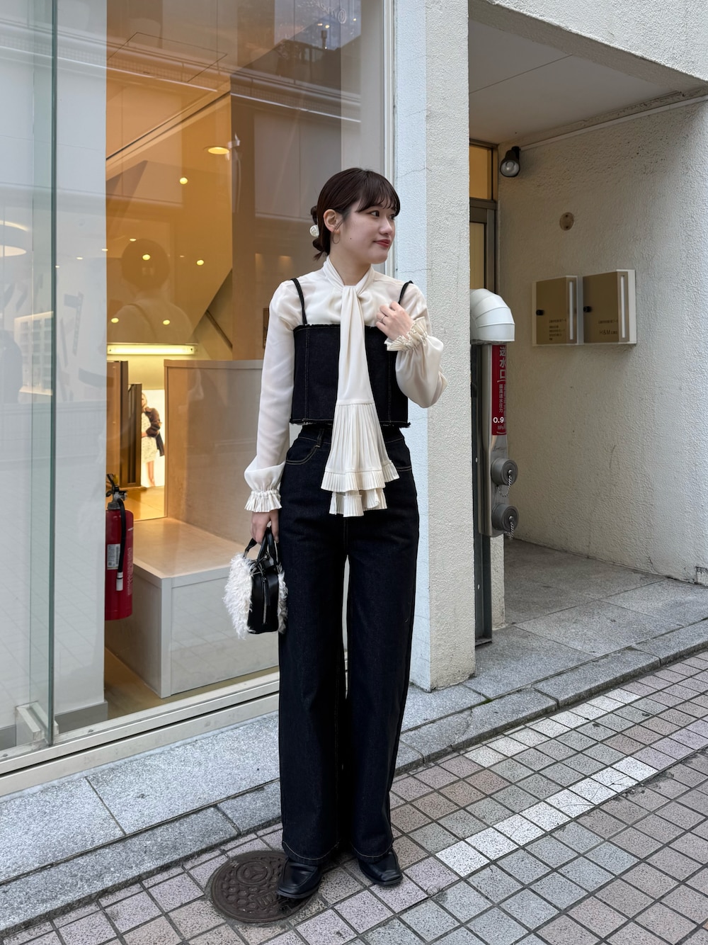 「今日のコーデ、デニム、デニムパンツ、デニムコーデ、セットアップ、セットアップスタイル、ビスチェ、ビスチェ×デニム、ボウタイブラウス、ブラウス、ブラウス×デニム、リボンブラウス、骨格ストレート、春コーデ、オトナ女子」｜「mysticのプリーツボウタイブラウス（シャツ/ブラウス、ホワイト系）」を使った、ayakaさん（レディース・164cm）の春コーディネートの1枚目の写真