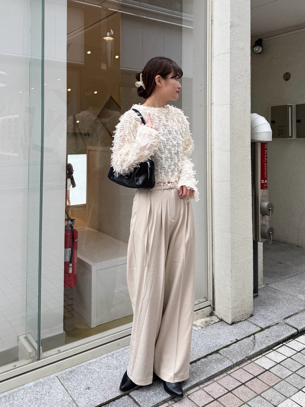 「春めき満開コーデ、リボン、チュール、チュールトップス、白、ホワイトコーデ、ホワイト、ワントーン、ワントーンコーデ、ワントーンスタイル、淡色コーデ、淡色女子、スラックス、スラックスパンツ、骨格ストレート」｜「mysticのチュールリボンカーディガン（シャツ/ブラウス、ホワイト系）」を使った、ayakaさん（レディース・164cm）の春コーディネートの1枚目の写真