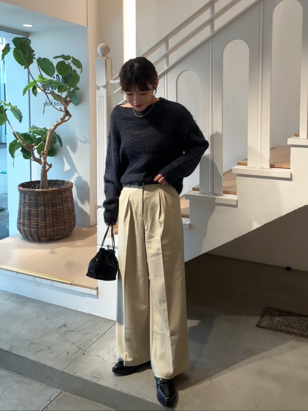 「真冬のあったかスタイル、パンツコーデ、オトナカワイイ、カジュアルスタイル、シンプルスタイル、オトナカジュアル、大人コーデ、ネイビー、ワンショルダー、スラックス、ローファー、スタイルアップ、ベルト、骨格ストレート、高身長女子」｜「mysticのモヘアライクワイドネックニット（ニット/セーター、ブルー系）」を使った、ayakaさん（レディース・164cm）の冬コーディネートの1枚目の写真