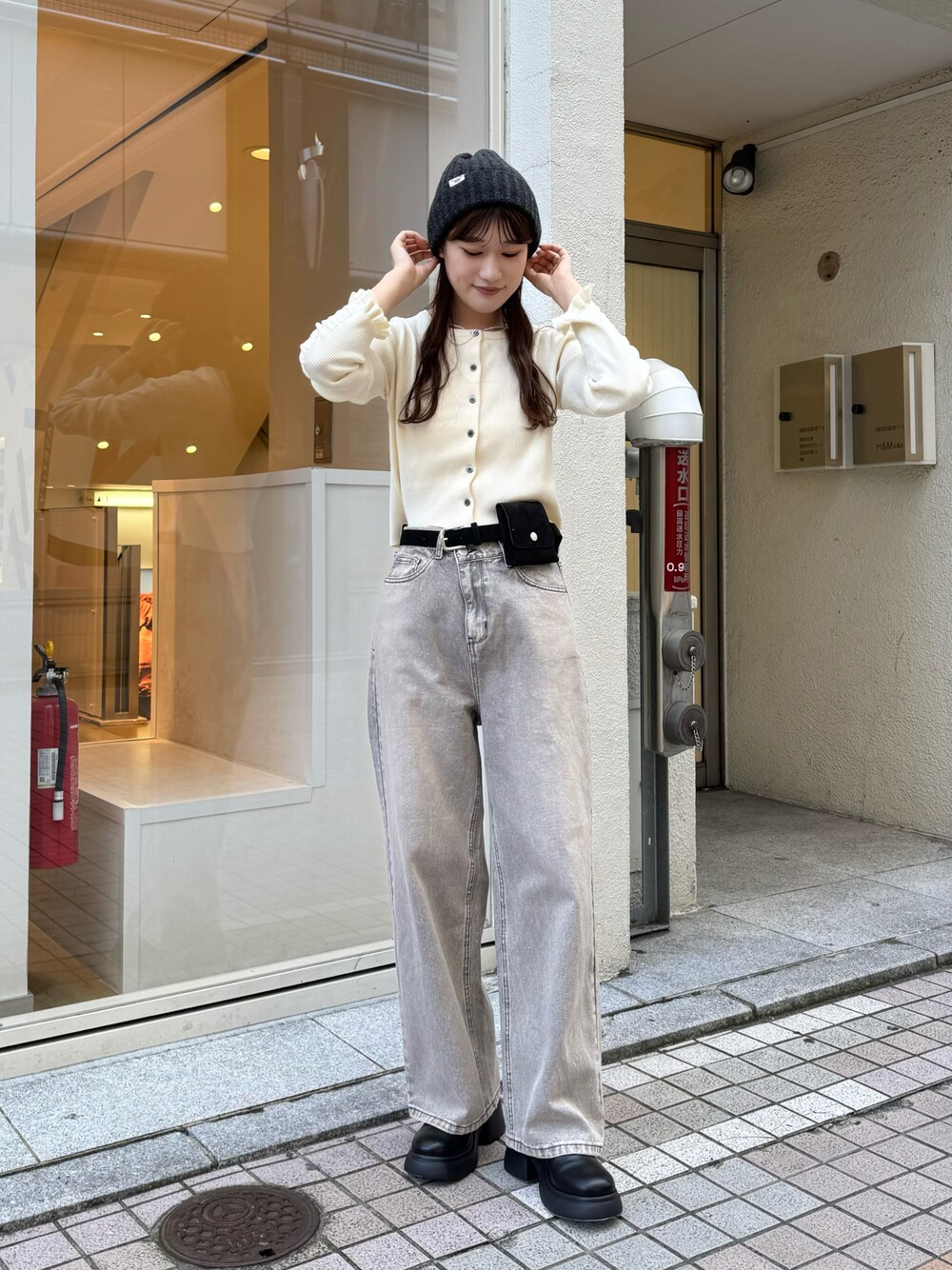 「韓国ファッション、韓国コーデ、韓国系、カーディガン、カーディガンコーデ、デニム、ワイドデニム、オトナカジュアル、パンツスタイル、ニット/セーター、秋冬コーデ、高身長女子、骨格ストレート、ウエストポーチ、ベルト」｜「mysticの【3サイズ / 3色展開】オーバーダイワイドデニム（デニムパンツ、ベージュ系）」を使った、ayakaさん（レディース・164cm）の冬コーディネートの1枚目の写真
